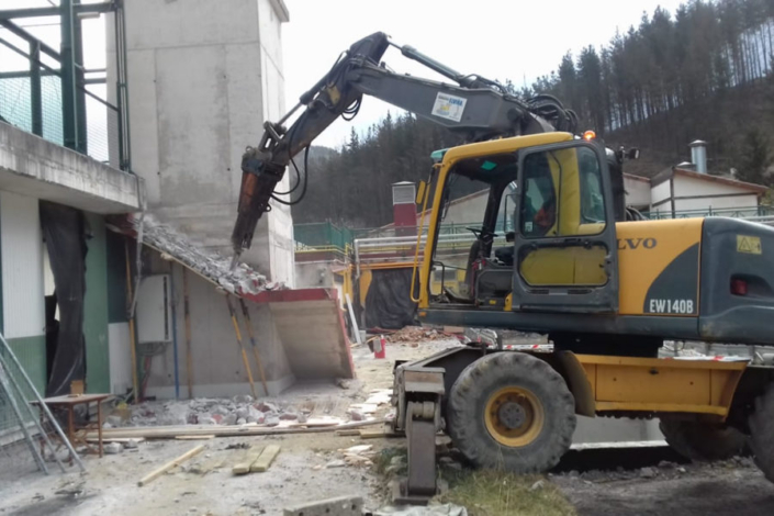 Demolicion-retro-excavadora-900x600