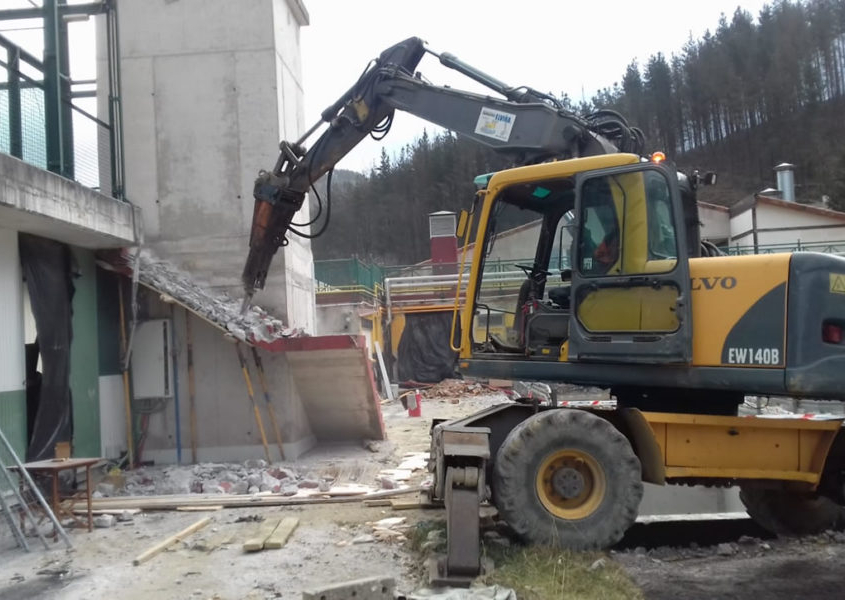 Demolicion-retro-excavadora-900x600