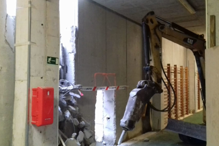 Demolicion-retro-excavadora-gipuzkoa2-900x600