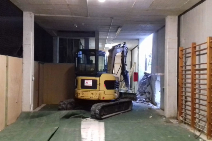 Demolicion-retro-excavadora-polideportivo-900x600