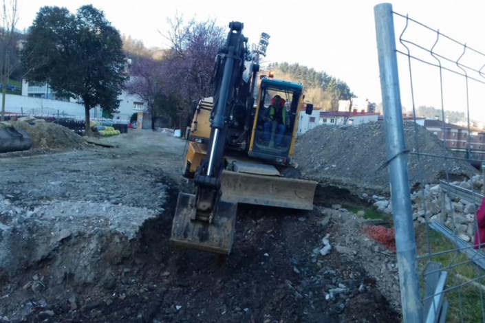 Relleno-tierra-retro-excavadora-900x600