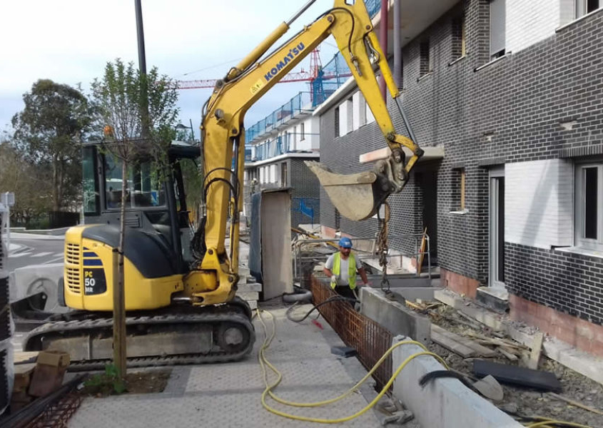 Urbanizar-excavaciones-retroexcavadora-1-gipuzkoa-900x600